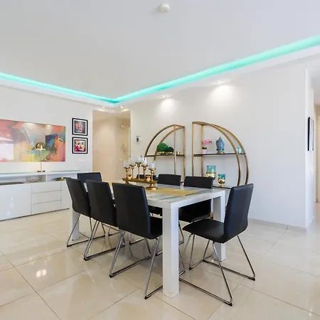 - Beachfront Luxury Apartment, 5br Playas Del Duque 马尔韦利亚