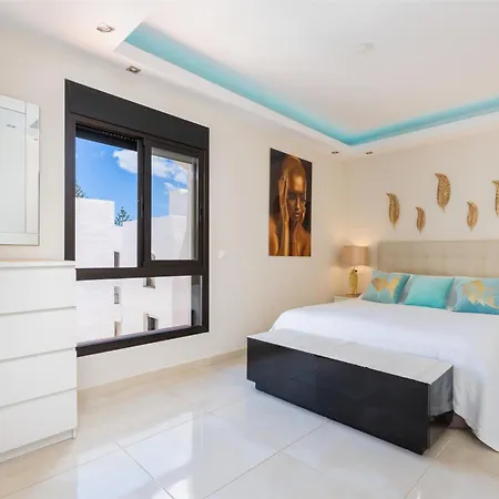 - Beachfront Luxury Apartment, 5br Playas Del Duque