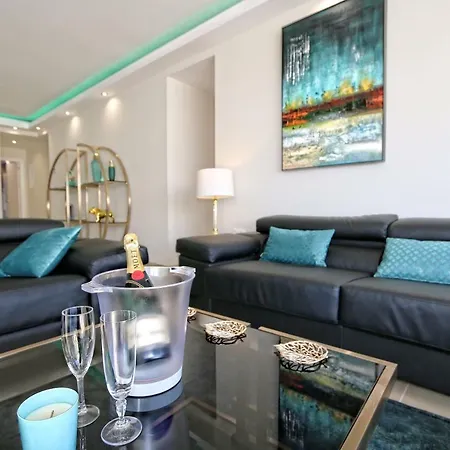 Beachfront Luxury Residence, Playas Del Duque, Puerto Banus, Appartement