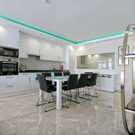 Beachfront Luxury Residence, Playas Del Duque, Puerto Banus, Appartement *